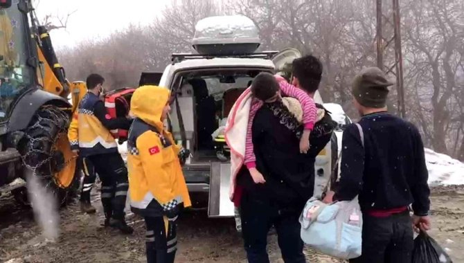 Siirt'te karla mücadele ve sağlık ekipleri engelli çocuk için seferber oldu
