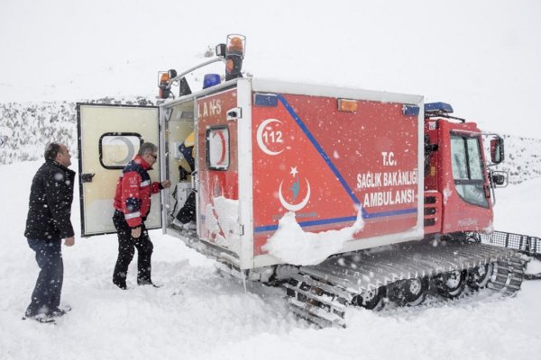 Sağlık ekipleri karlı dağları aşarak hayat kurtarıyor