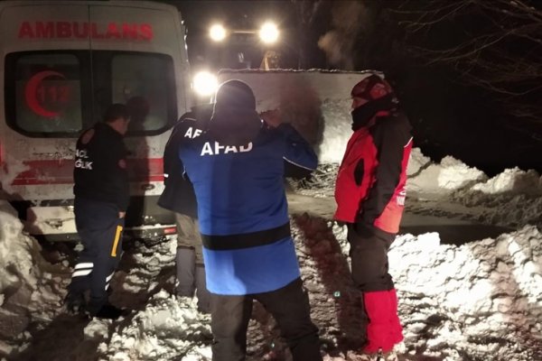 Tokat'ta yolu karla kapanan köydeki hasta için ekipler seferber oldu