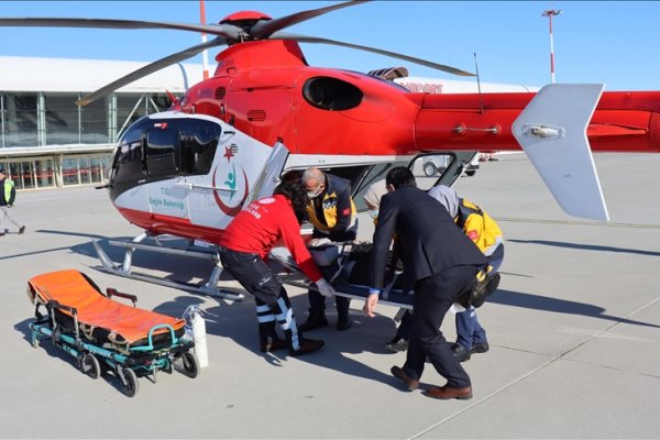 Adıyaman'da ambulans helikopter nefes darlığı yaşayan hasta için havalandı
