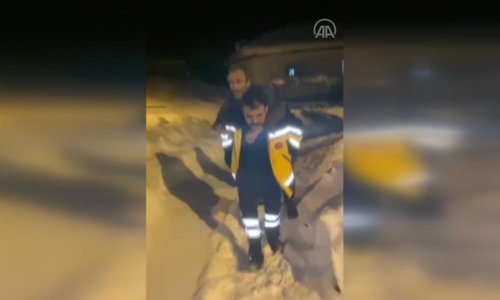 Çorum'da sağlık çalışanı, hastayı karla kaplı yolda 500 metre sırtında taşıdı