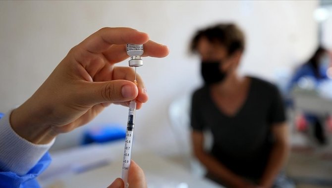 Kovid-19'la mücadelede "Rehavete kapılmadan aşı olmaya devam edilmeli" uyarısı