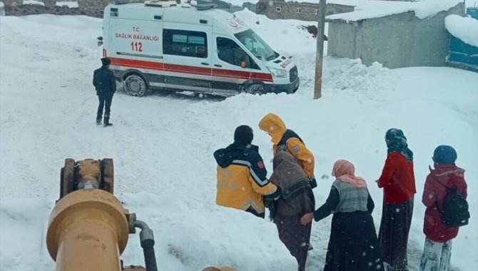 Erzurum'da yolu kardan kapanan mahalledeki hasta için ekipler seferber oldu