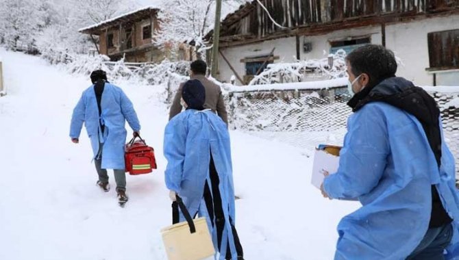 Sağlık ekipleri, Kovid-19 aşısı olamayanlar için karlı yolları aşıyor