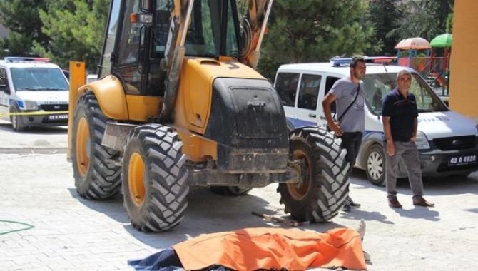 Hakkari'de iş makinesinin çarptığı sağlık personeli yaşamını yitirdi