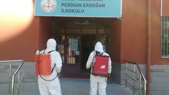 Kızılcahamam Belediyesi okulları dezenfekte ediyor