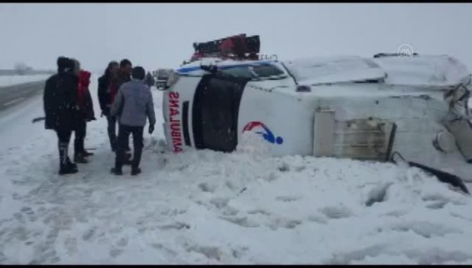 Kırşehir'de devrilen ambulanstaki sağlık görevlisi yaralandı
