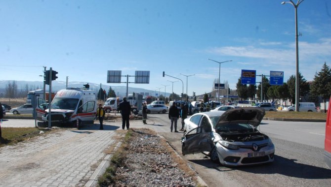 Kütahya'da hasta taşıyan ambulans ile iki araç çarpıştı