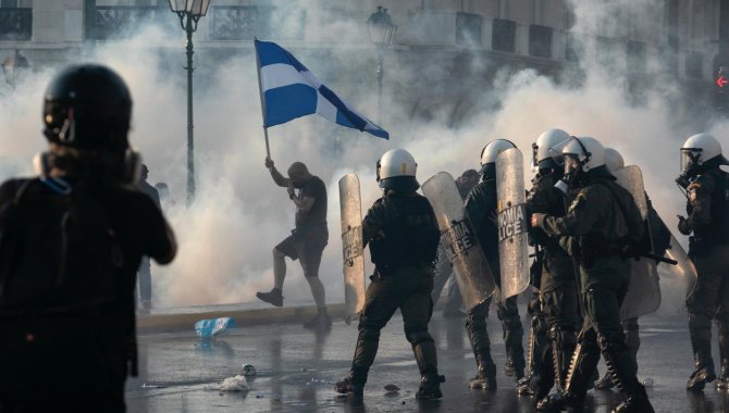 Yunanistan'da sağlık çalışanları aşı zorunluluğunu protesto etti