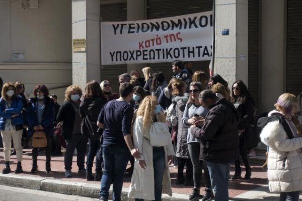 Yunanistan'da sağlık çalışanları, Kovid-19 aşı zorunluluğuna karşı gösteri düzenledi