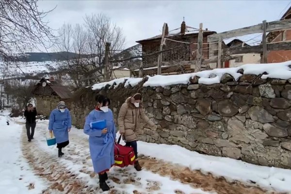 Karlı yolları aşan sağlıkçılar yaylada Kovid-19 aşısı yapıyor