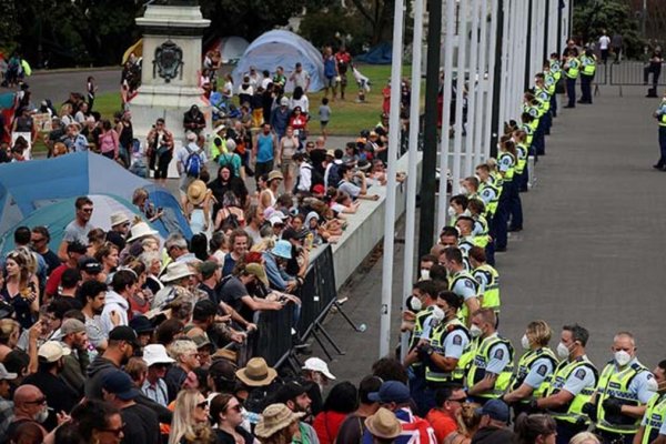 Yeni Zelanda’da aşı karşıtı gösterilerde 8 protestocu gözaltına alındı