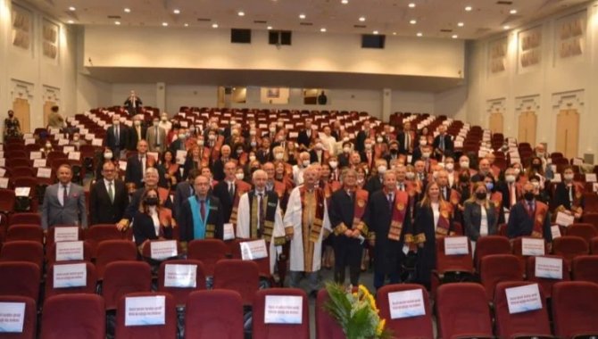 SBÜ Bursa Tıp Fakültesinde terfi eden akademisyenler cübbe giydi