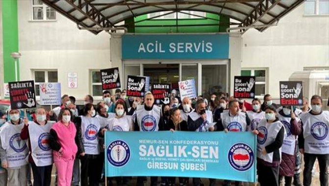 Sağlık çalışanları, alkollü hastanın darbettiği hemşireye destek verdi