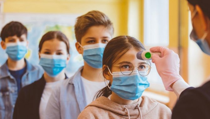 Kovid-19 geçiren çocuklarda semptomlar erişkinlere göre daha az sürüyor