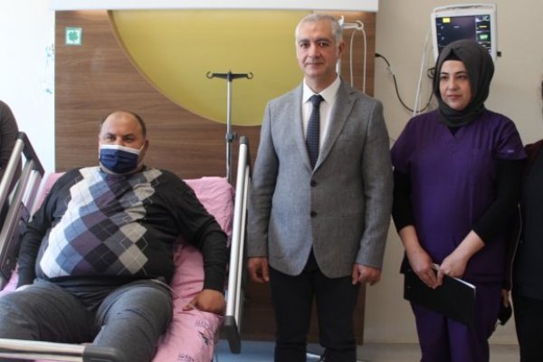 Karaciğer naklinin ardından 50 kilogram alan hastaya tüp mide ameliyatı