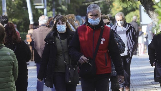 Yunanistan'da, açık alanda maske zorunluluğuna son verildi