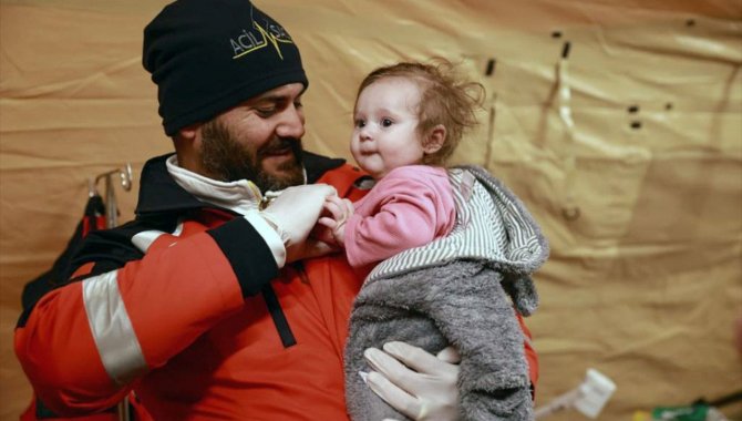 Ukraynalı hasta bebek ve annesini Romanya sınırında Türk hekimler tedavi etti