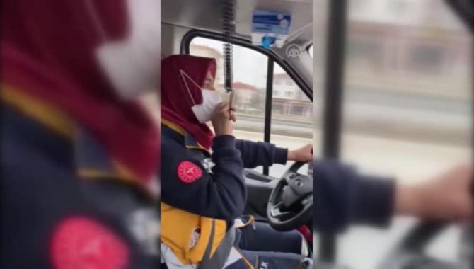 Sağlık Bakanı Koca, kadın ambulans şoförünün görüntülerini paylaştı