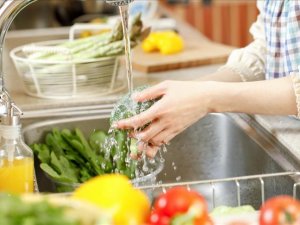 Meyve-sebzeleri iyice temizlemeden yemek risk oluşturuyor