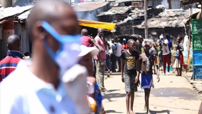 Kenya'da Kovid-19 önlemleri kapsamında açık alanlarda maske takma zorunluluğu kaldırıldı