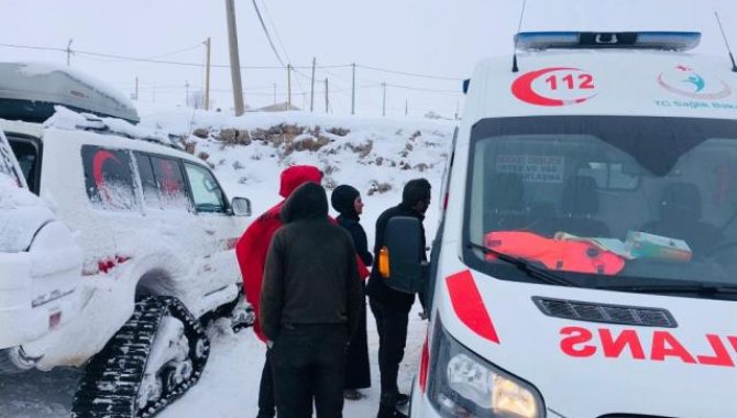 Kars'ta sağlık ekipleri köydeki hasta çocuğa paletli ambulansla ulaştı