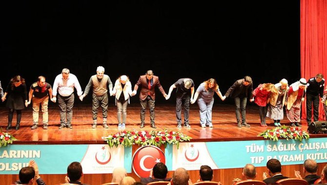 Sağlık çalışanları mesleki yorgunluklarını halk oyunuyla atıyor