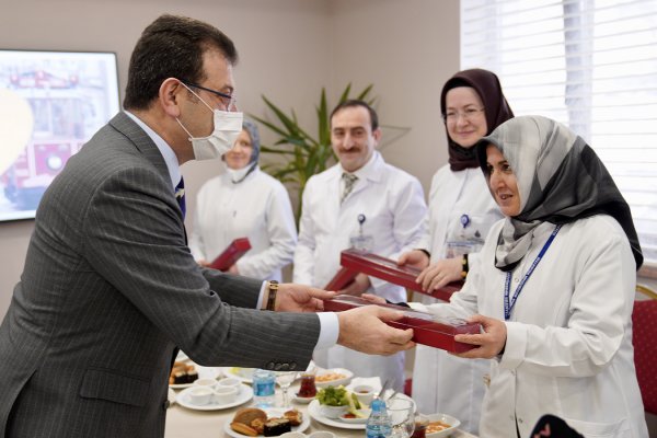 İBB Başkanı İmamoğlu, "14 Mart Tıp Bayramı"nda doktorlarla buluştu