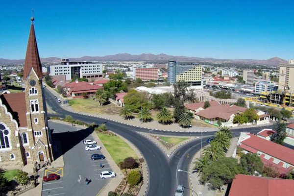 Namibya, açık alanda maske takma zorunluluğunu kaldırdı