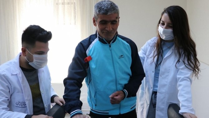 Tekerlekli sandalyeyle geldiği merkezden yürüyerek çıktı