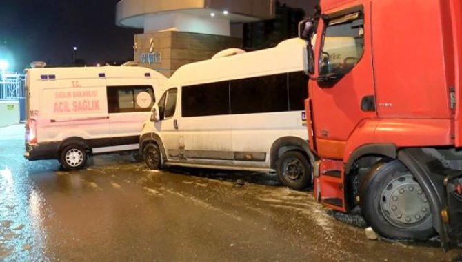 Yokuştan inerken kayan tırın çarptığı minibüs, hasta bekleyen ambulansa çarptı