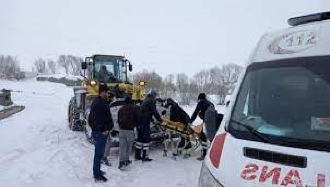 Kars'ta rahatsızlanan hasta iş makinesiyle ambulansa ulaştırıldı