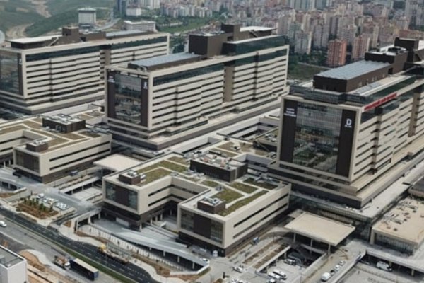 Başakşehir Çam ve Sakura Şehir Hastanesi, MIPIM'de "En İyi Sağlık Kompleksi Ödülü"nü kazandı