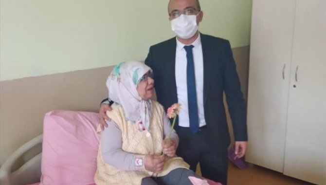 Hatay'da doktorlardan huzurevine ziyareti