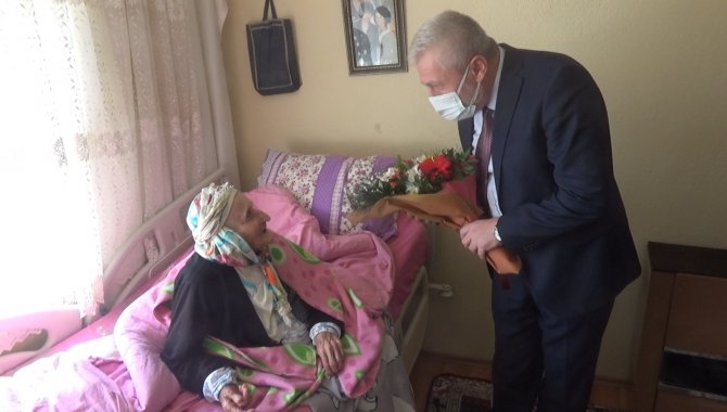 İl Sağlık Müdürü Yavuzyılmaz "asırlık çınar" Halime Nine'yi ziyaret etti