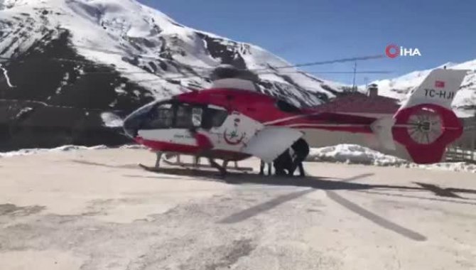 Van'da hasta kadın ambulans helikopterle hastaneye ulaştırıldı
