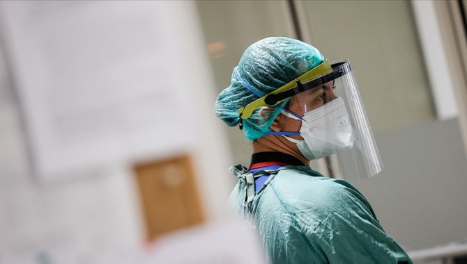 AB'nin sağlık yetkilisi, Kovid-19 salgınının bitmediği uyarısında bulundu