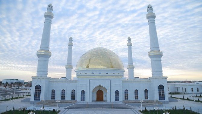 Türkmenistan’da Kovid-19 nedeniyle cemaatle ibadete kapatılan camiler yeniden açıldı