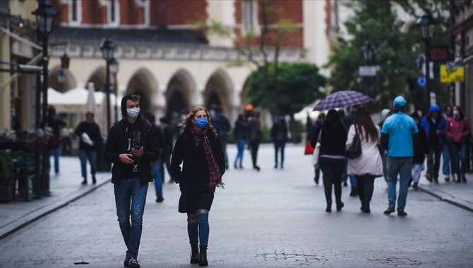 Polonya'da Kovid-19 artık "grip muamelesi" görecek
