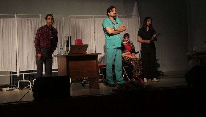 Van'da sağlık çalışanlarına yönelik tiyatro oyunu sahnelendi