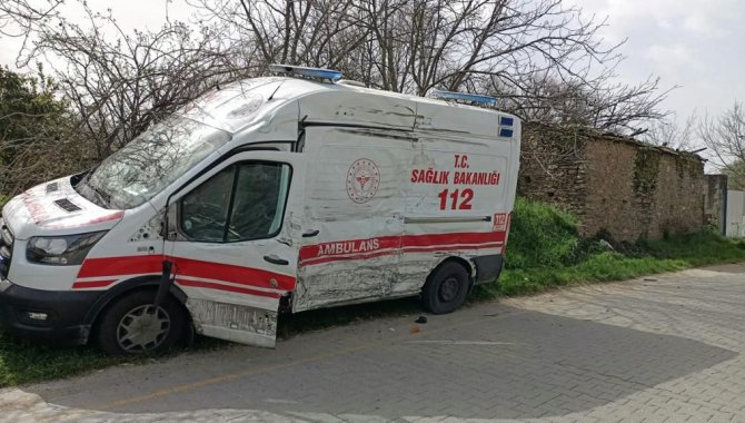 Nazilli'de kamyonla çarpışan ambulansın sürücüsü yaralandı