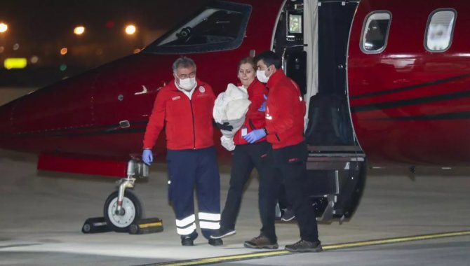 Faslı Yunus bebek tedavi için uçak ambulansla Türkiye'ye getirildi
