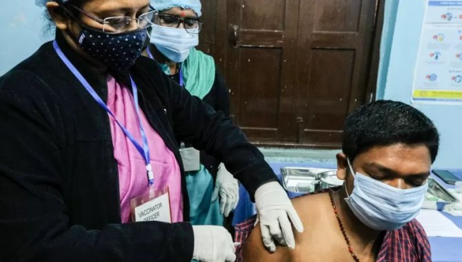 Hindistan'da tüm yetişkinlere Kovid-19 aşısının hatırlatma dozu yapılmaya başlandı