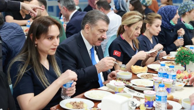 Bakan Koca, Sakarya’da sağlık çalışanlarıyla iftar yaptı