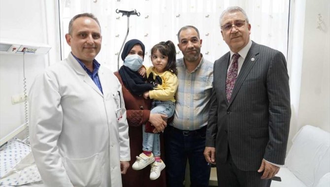 Yemek borusu yanan Cezayirli minik Meryem, İzmir'de sağlığına kavuştu