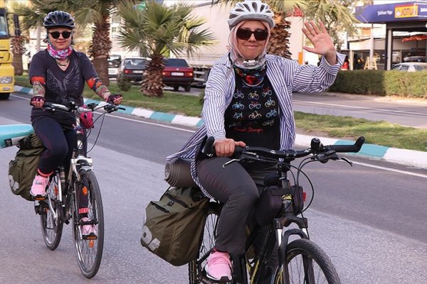 Kanseri atlatan kadın, hastalara umut vermek için bisikletle yola çıktı