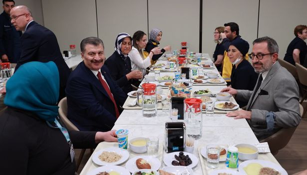 Sağlık Bakanı Fahrettin Koca, Bursa'da sağlık çalışanlarıyla iftar yaptı