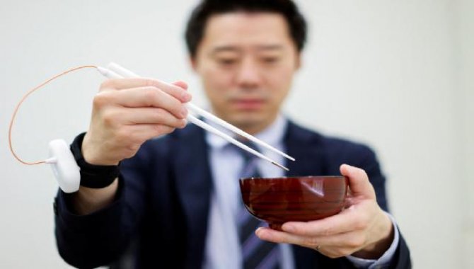Japon araştırmacılar sodyum tüketimini azaltmak için elektrikli yemek çubukları üretti