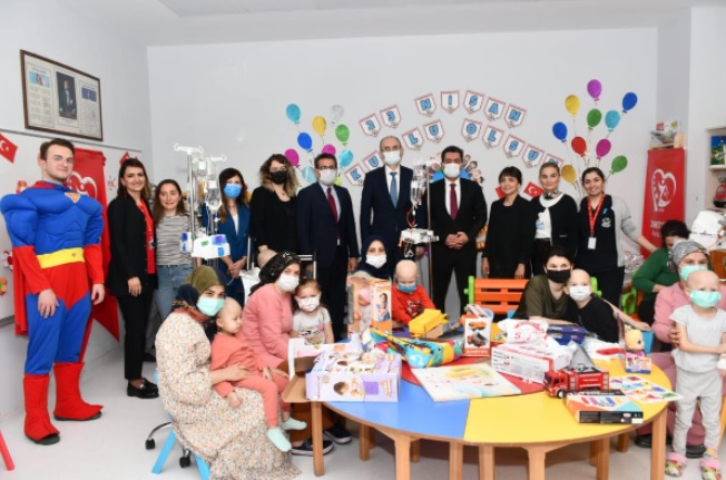 Sakarya'da hastanede tedavi gören çocuklara 23 Nisan sürprizi