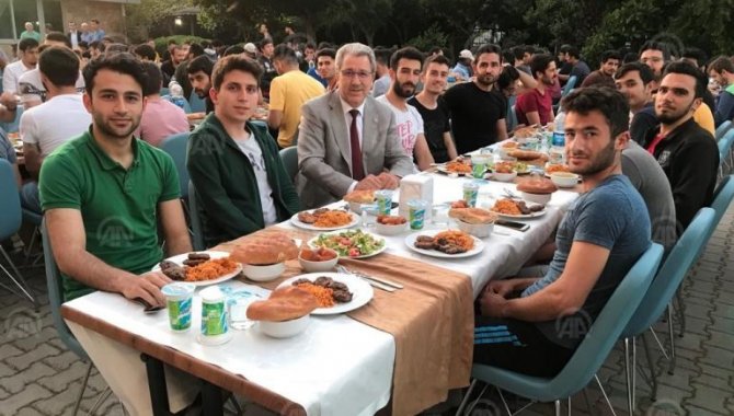 Ege Üniversitesi ve Türk Kızılaydan öğrencilere iftar